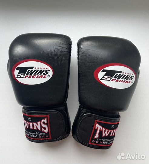 Боксерские перчатки twins 10 oz шлем накладки