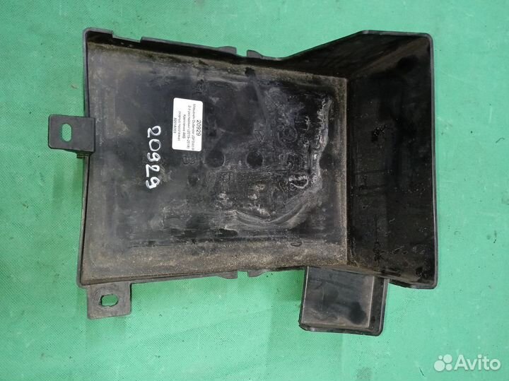 Mitsubishi Outlander III крепление акб (подставка)