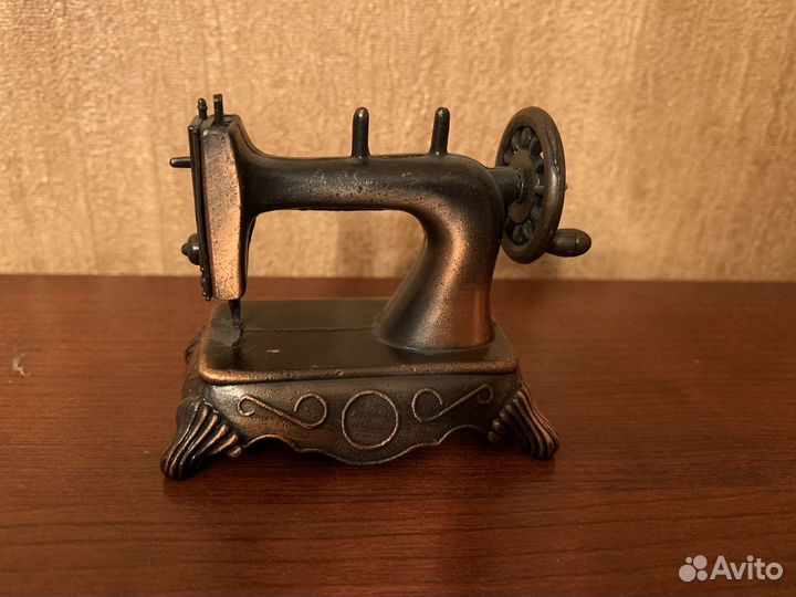 Сувенирная швейная машинка-точилка