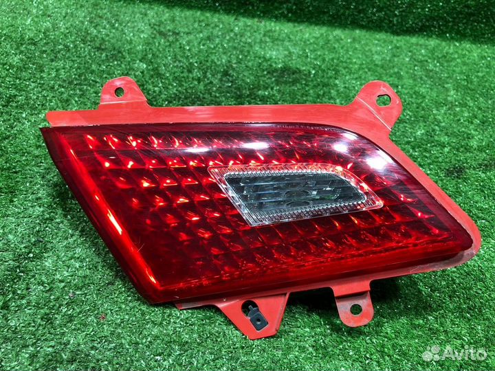 Фонарь внутренний задний левый Nissan Fuga Y50