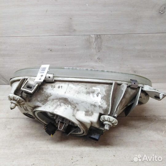 Фара левая Volkswagen Golf 3 дефект болтается внут