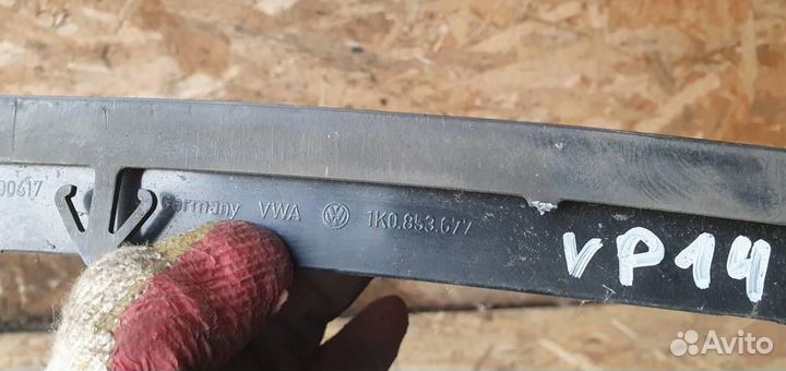 Решетка в бампер центральная Volkswagen Golf V 20