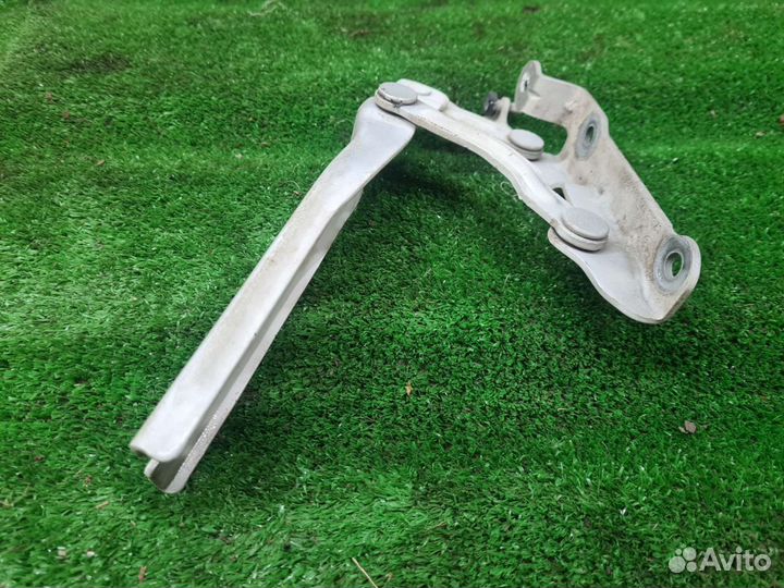 Петля капота передняя левая Skoda Octavia A5