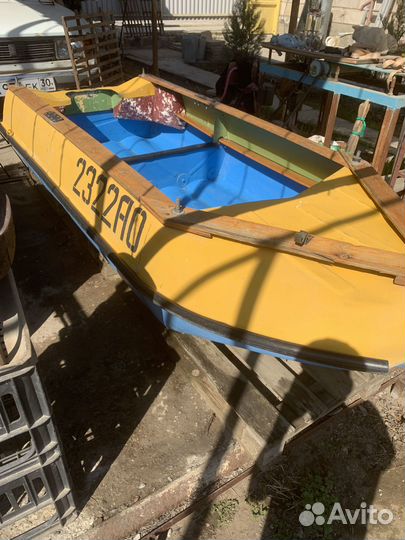 Лодка с мотром