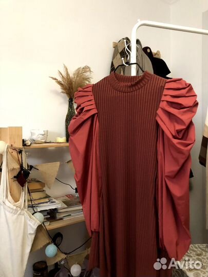 Платье-лапша с объемными рукавами