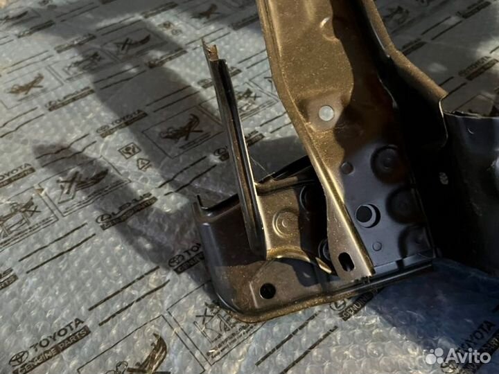 Суппорт фары правый Lexus Lx 15-21