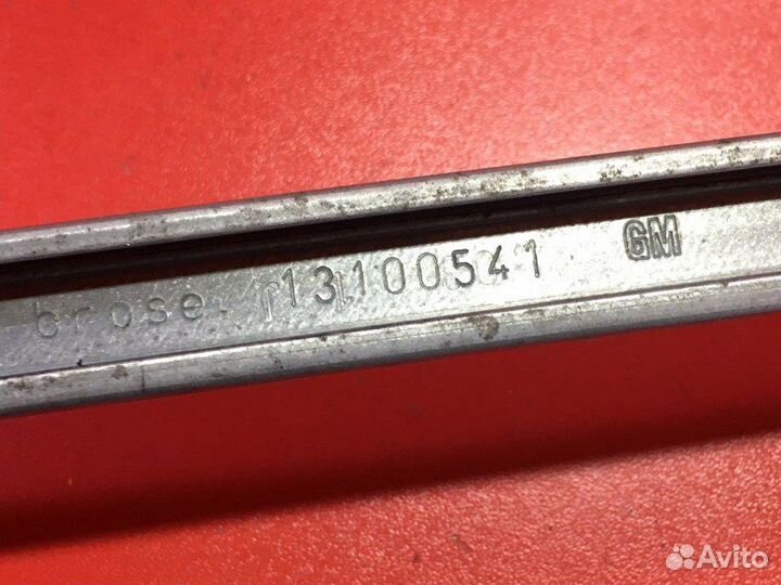 Направляющая стекла двери передняя правая Opel