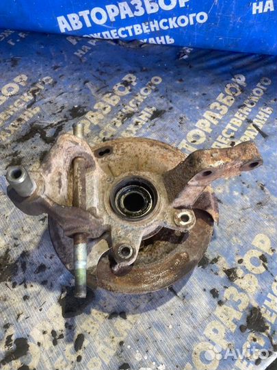 Задний левый поворотный кулак Mazda Familia седан