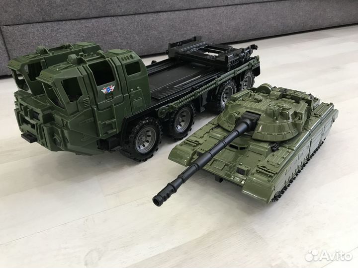 Военная машинка тягач с танком