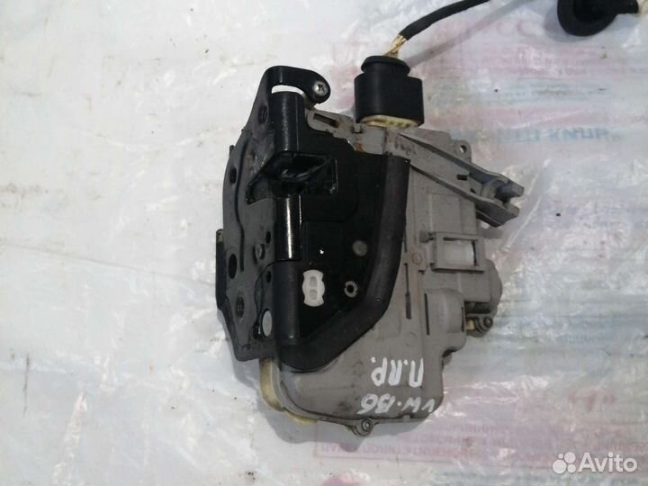 Замок двери Volkswagen Passat B6