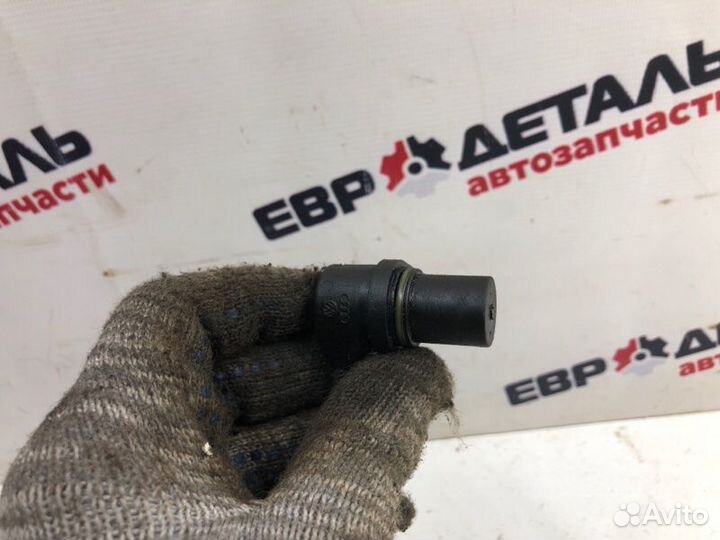 Датчик положения коленвала Skoda Octavia A5