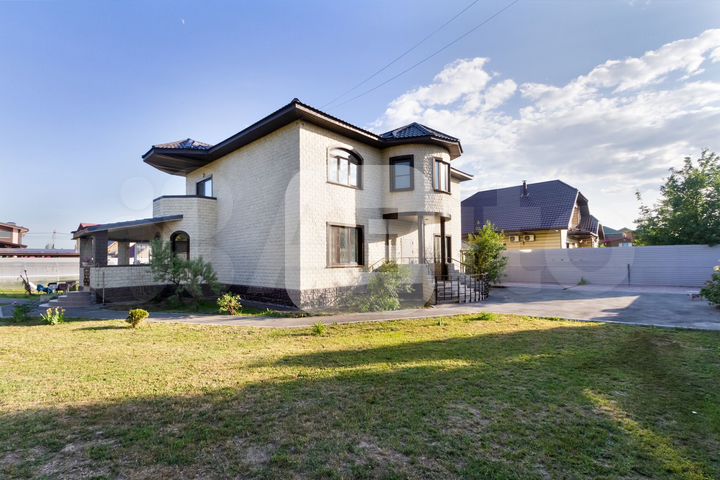 Коттедж 275 м² на участке 10 сот.