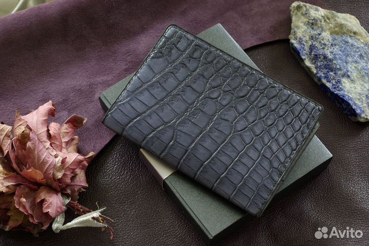 Кожаная обложка на паспорт из кожи крокодила