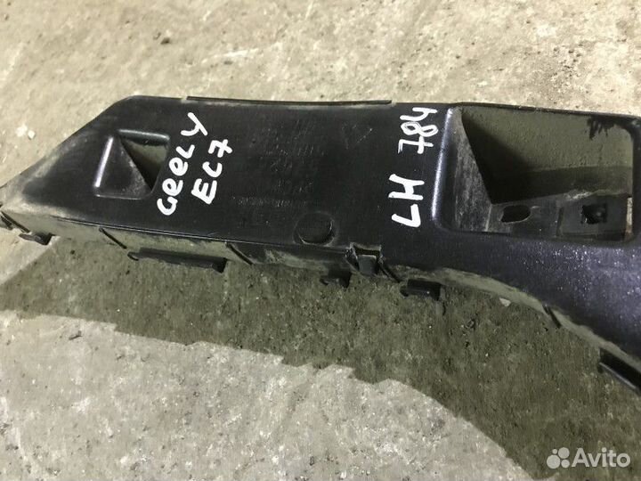 Кронштейн переднего бампера левый Geely Emgrand EC