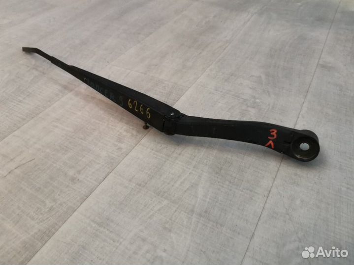 Поводок стеклоочистителя передний левый Mitsubishi