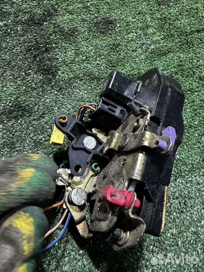 Замок двери передний левый Chrysler Sebring