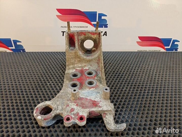 Кронштейн бампера правый