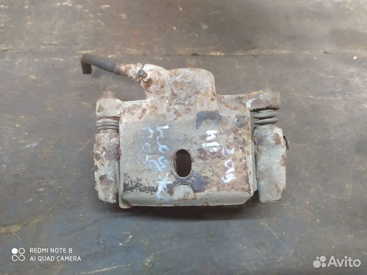 Суппорт задний правый Mitsubishi Pajero 2