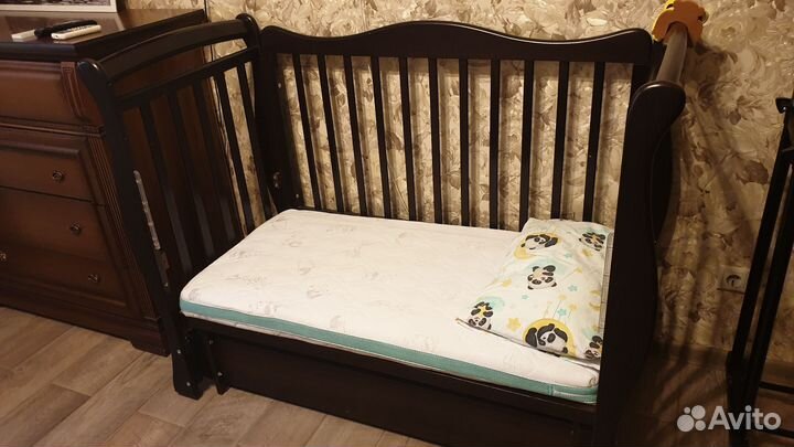 Кроватка для новорожденных с маятником