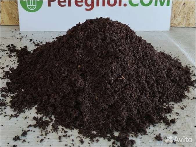 Перегной, плодородная почва и торф - смесь в мешка