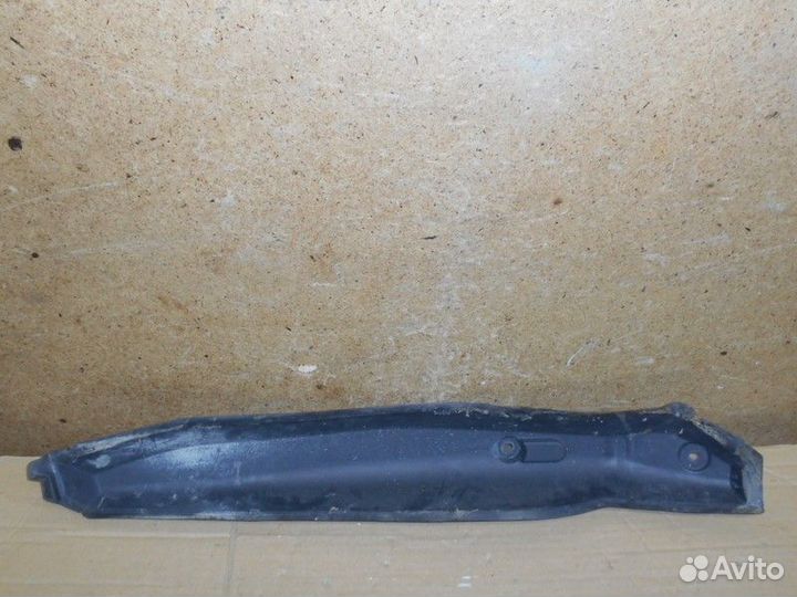 Накладка крыла в моторном отсеке (кожух болтов)