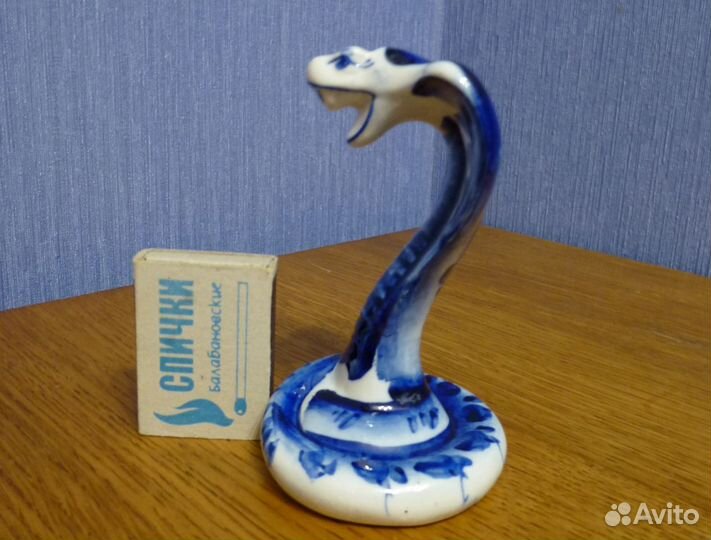 Гжель. Фигурка змеи