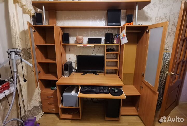 Компьютерный стол со шкафами