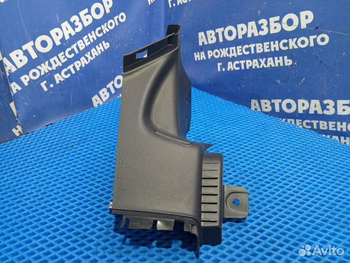 Обшивка задней стойки Ford Focus 3 седан xtda 2012