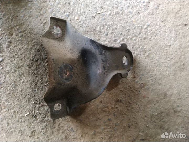 Кронштейн двигателя правый Ford Focus 1 1.8 2003