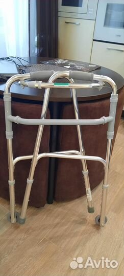 Ходунки шагающие, на колёсах, складные. Новые