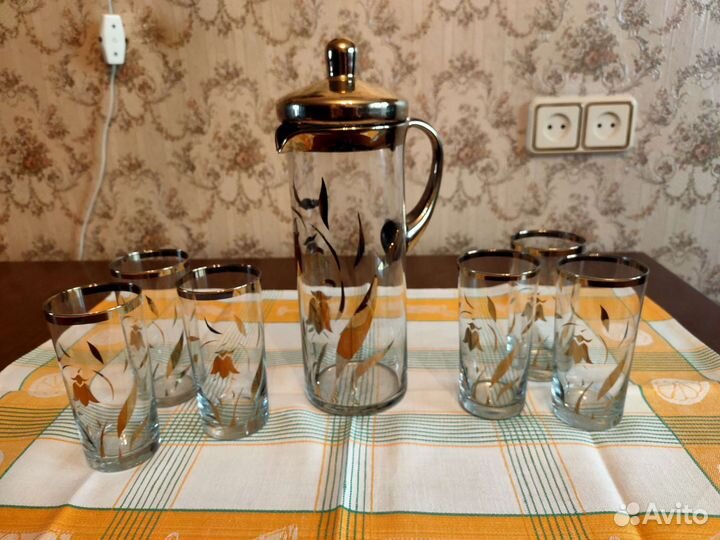 Кувшин со стаканами