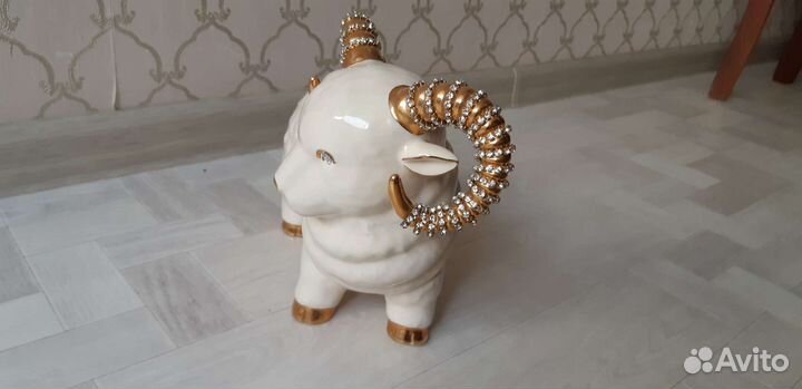 Статуэтка фарфор