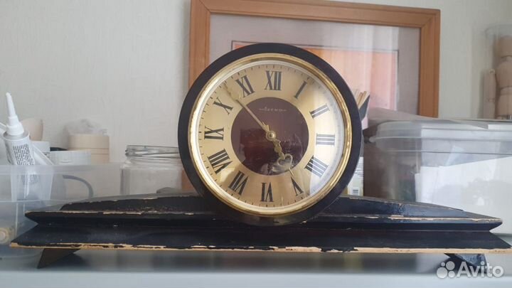 Бра, зеркало, люстра, статуэтки, часы, лампа