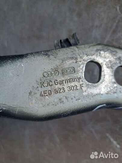 Петля капота на Audi A8 D3