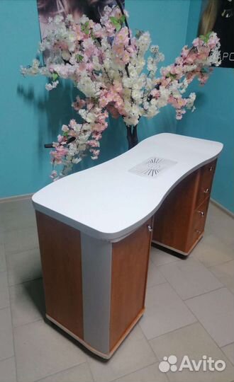 Стол маникюрный с вытяжкой