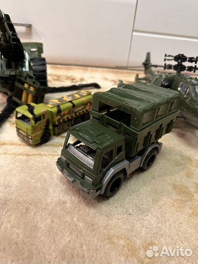 Военный вертолет, пулемет, грузовик