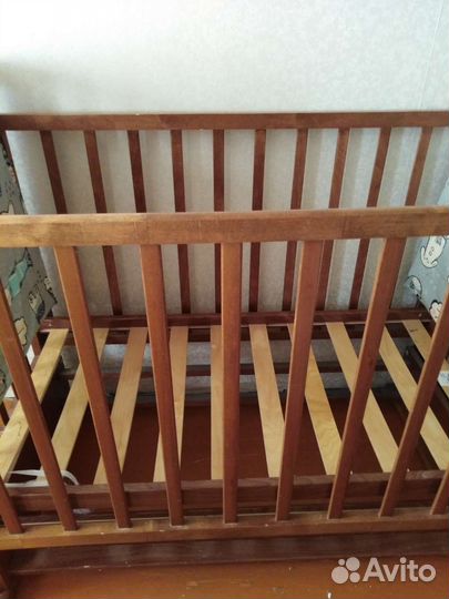 Детская кроватка с маятником