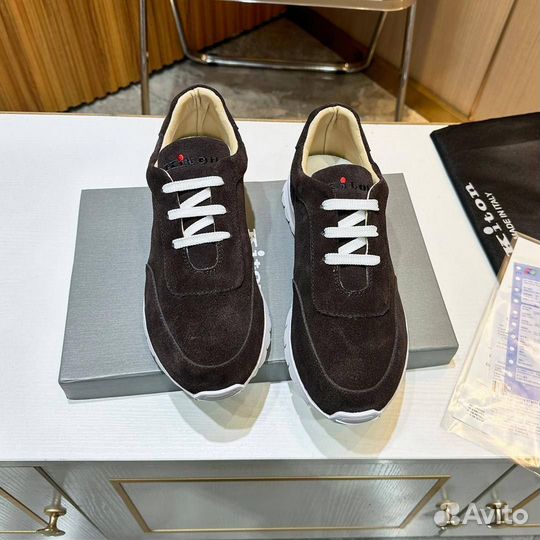 Стильные кроссовки Kiton