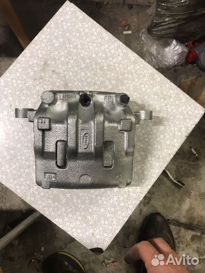 Суппорт передний Шевроле Каптива Опель Антара