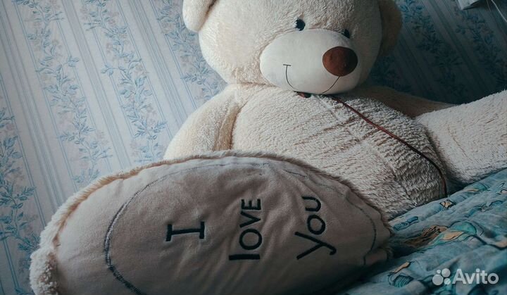 Большой плюшевый медведь