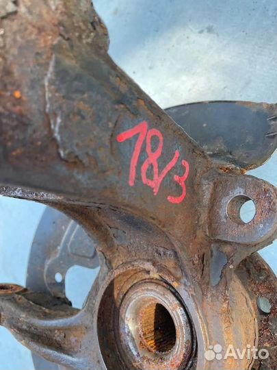 Кулак поворотный передний левый 31201285