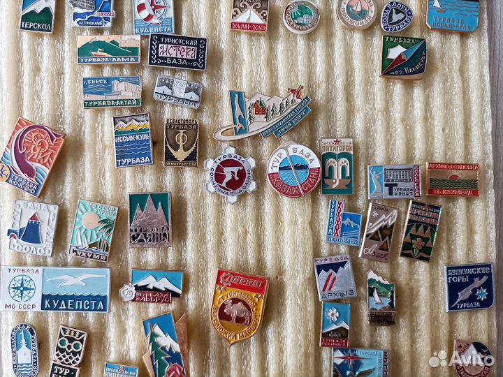 Коллекция туристических значков 