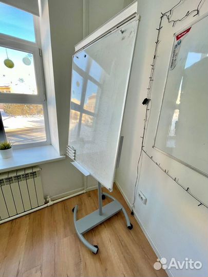 Доска-флипчарт магнитно-маркерная на колесиках