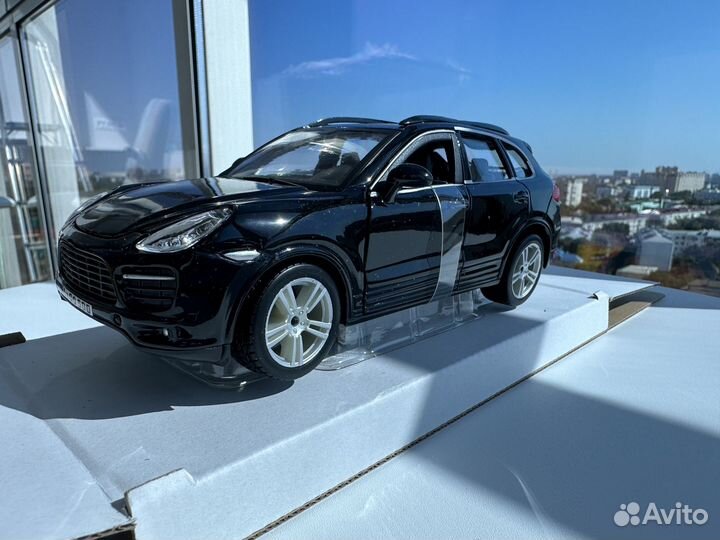 Машинка коллекционная Porsche Cayenne Turbo