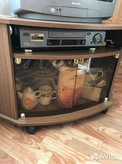 Тумба под телевизор с телевизором Philips