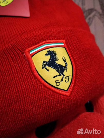 Стильная яркая шапка от Scuderia Ferrari