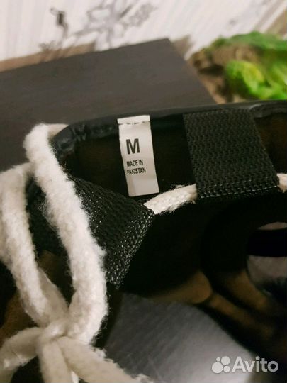 Перчатки и шлем для единоборств