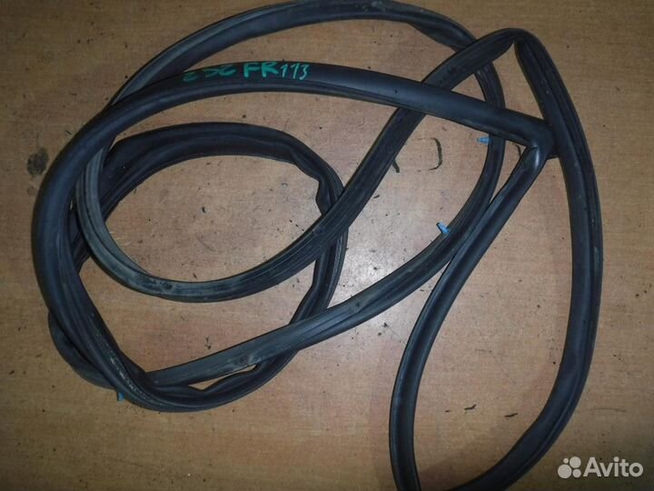 Уплотнитель (внутри) Toyota Avensis 2