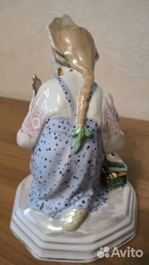 Фарфоровая статуэтка 