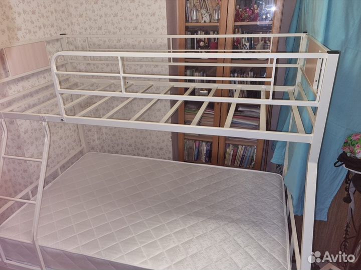 Двухъярусная кровать